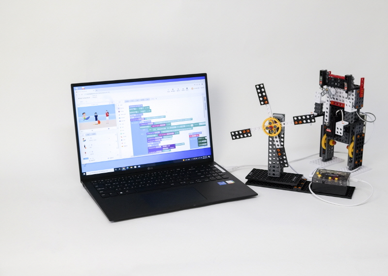 KT가 컴퓨터에 연결해 직접 실습할 수 있는 AI·IoT·로봇 융합교구인 KT AI 코딩블록 IoT 키트를 출시했다. [사진=KT]