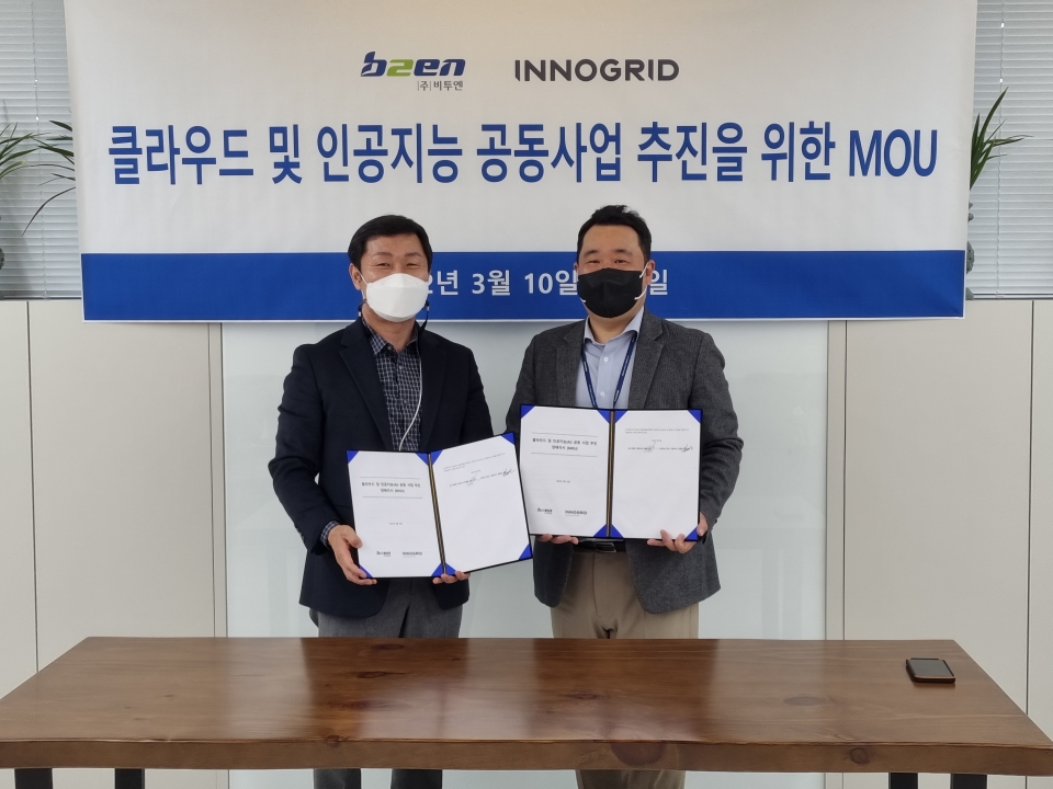 조광원 비투엔 대표이사(왼쪽)과 김명진 이노그리드 대표이사(오른쪽)이 MOU를 체결한후 기념촬영을 하고 있다. [사진=이노그리드]