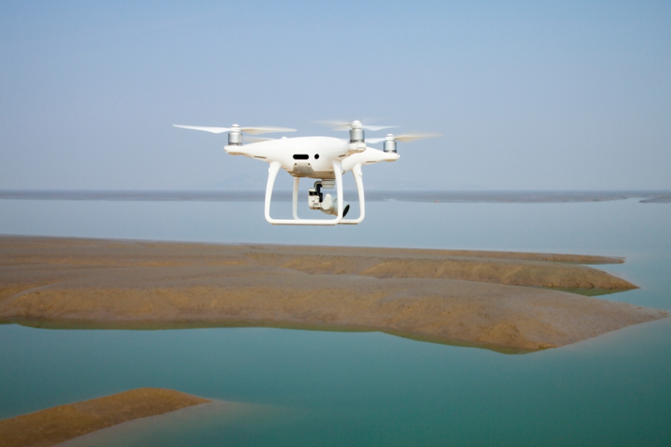 해양 드론 배송 기술 개발 및 실증을 위해 한국정보통신기술협회와 해양드론기술이 손을 맞잡았다. [사진=클립아트코리아]