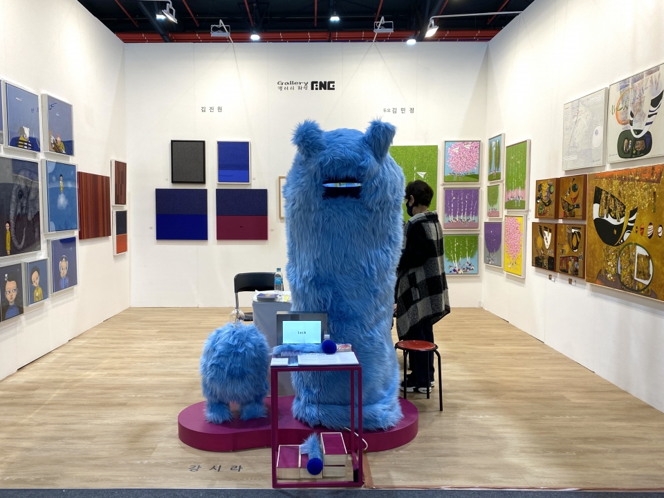 코어닷투데이와 강시라 작가가 협업한 작품, '시냅틱 셀프'. [사진=UNIST]