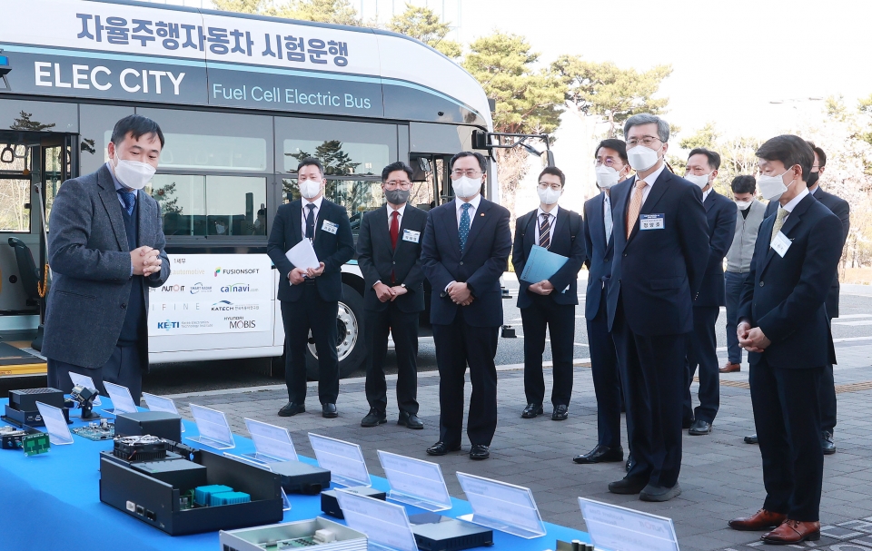 문승욱 산업통상자원부 장관을 비롯해 자율주행 전문가들이 모여 산업 발전 방향 등에 대해 의견을 교환했다. [사진=산업부]