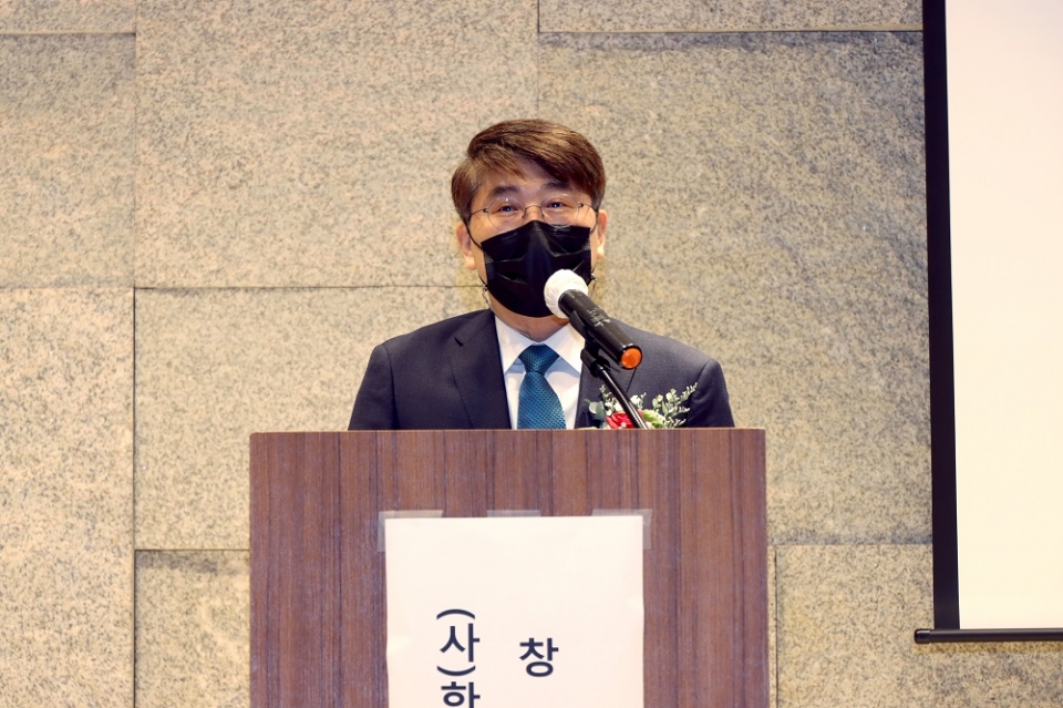 박춘우 한국정보통신네트워크협회장이 창립기념 세미나 개최를 알리고 참석자들에게 환영의 인사를 하고 있다.