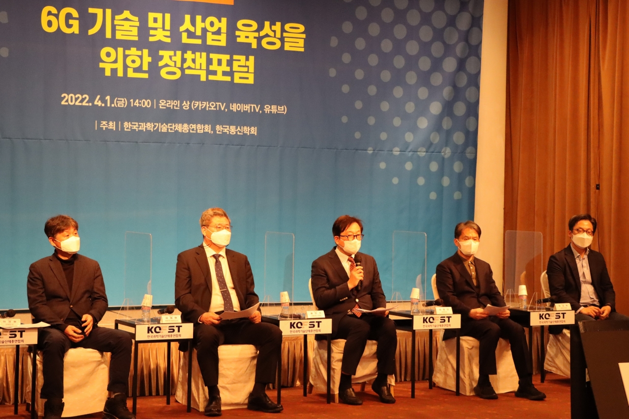 사진설명. 한국과학기술단체총연합회와 한국통신학회가 1일 ‘6G 기술 및 산업 육성 위한 정책 방안 모색’을 주제로 포럼을 개최했다. 왼쪽부터 이경원 동국대 경제학과 교수, 김재현 아주대 정보통신대학장, 홍인기 한국통신학회 수석부회장(좌장), 김동인 성균관대 전자전기공학부 교수, 최성현 삼성리서치 차세대통신연구센터장 겸 삼성전자 부사장. 최성호 정보통신기획평가원 PM은 온라인으로 참석했다.