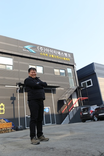 이종선 대표가 새 사옥 앞에서 포즈를 취했다.