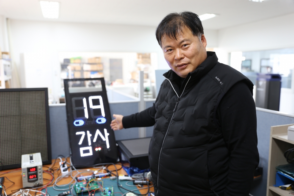 이종선 대표가 현재 개발 중인 교통시스템을 소개하고 있다.