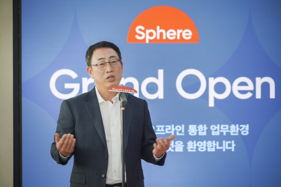 유영상 SK텔레콤 사장이 거점오피스 'Sphere' 신도림을 방문해 구성원들과 소통하고 있는 모습