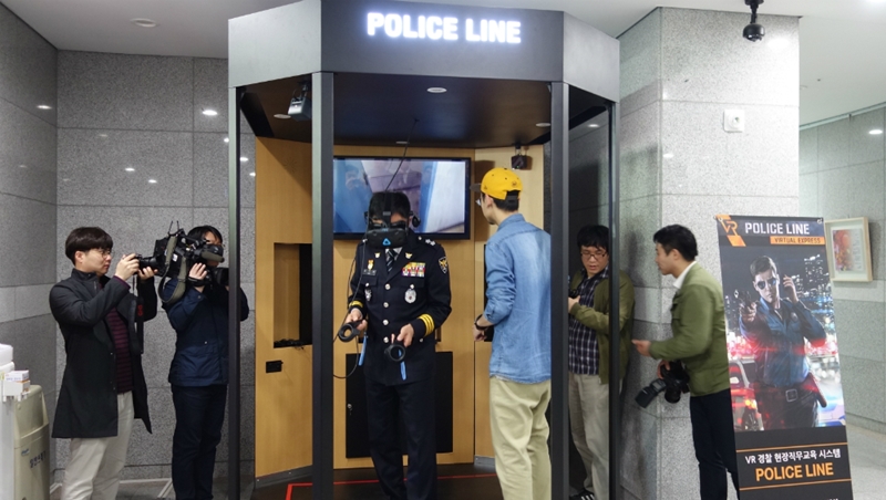 ㈜에이치오엔터테인먼트의 VR 교육시스템 ‘폴리스 라인’을 시연하는 모습. [사진=경기도]