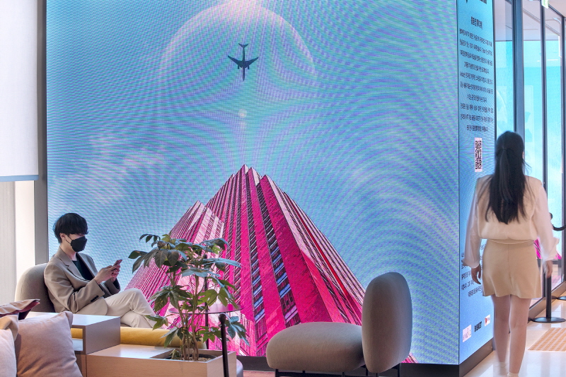 KT는 서울 강남구에 위치한 안다즈 서울 강남에서 5월 15일까지 한 달간 NFT 디지털 아트로 구성된 ‘Enter X: 몽환경(夢幻境)’ 전시를 진행한다고 17일 밝혔다. 안다즈 서울 강남 1층 로비에 NFT 디지털 아트가 전시되어 있는 모습. [사진=KT]