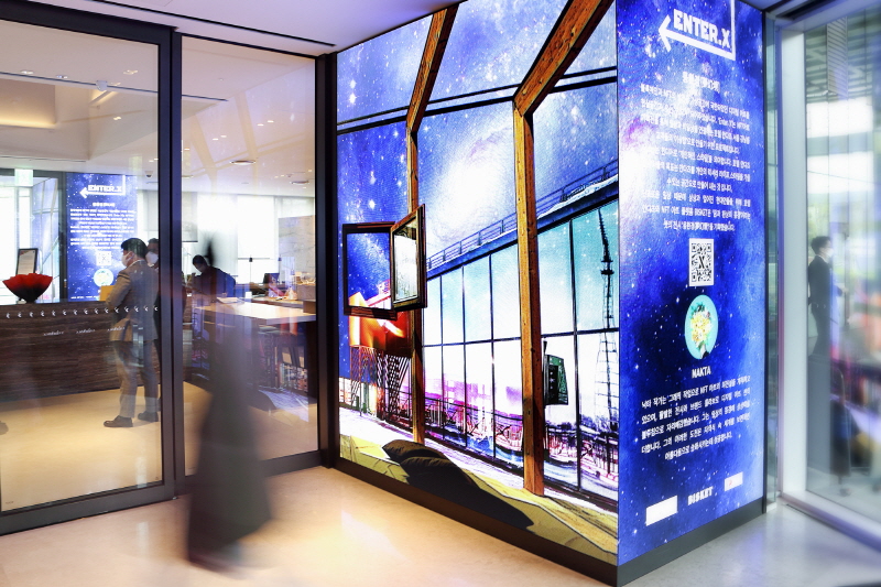 KT는 서울 강남구에 위치한 안다즈 서울 강남에서 5월 15일까지 한 달간 NFT 디지털 아트로 구성된 ‘Enter X: 몽환경(夢幻境)’ 전시를 진행한다고 17일 밝혔다. 안다즈 서울 강남 1층 로비에 NFT 디지털 아트가 전시되어 있는 모습. [사진=KT]