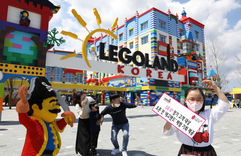 LG유플러스는 레고랜드 코리아 리조트와 손잡고 다음달 5일 오픈 예정인 ‘레고랜드’를 미리 경험할 수 있는 이용권 증정 이벤트를 진행한다고 18일 밝혔다. 사진은 LG유플러스 임직원 가족이 강원도 춘천 레고랜드에서 사전 초청 이벤트를 소개하는 모습. [사진=LG유플러스]