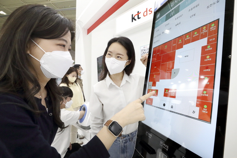 KT DS가 국내 최대 ICT전시회 월드IT쇼(WIS) 2022에 디지털 대표 혁신 제품 ‘K-시리즈 2종’을 전시하고 메타버스와 스마트 헬스케어 서비스 체험 기회를 제공한다. 사진은 운영 중인 KT DS 부스 현장. [사진=KT DS]