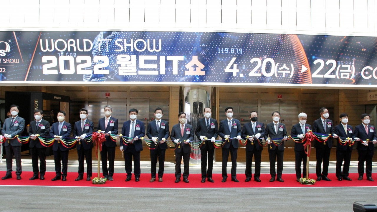 20일 WIS2022 개막 행사에서 권영세 대통령직인수위원회 부위원장(왼쪽 아홉 번째)을 비롯한 관계자들이 기념촬영을 하고 있다.