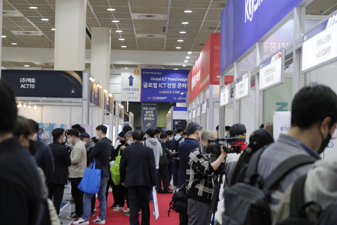 WIS2022 전시장이 참관객들로 붐비고 있다.