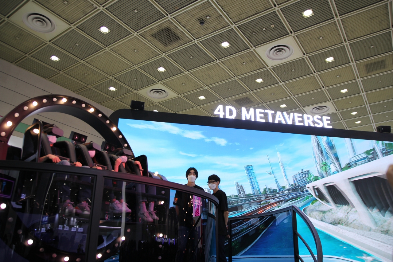 WIS2022 참관객들이 SKT 4D 메타버스 시뮬레이터를 체험하고 있다.