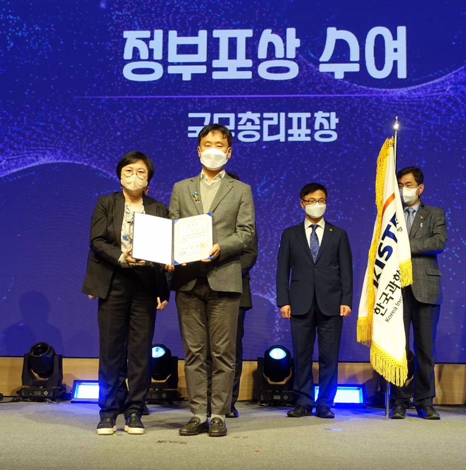 딥노이드가 제55회 과학의 날과 제67회 정보통신의 날을 맞아, 기념식 행사에서 정보통신발전 공로를 인정받아 정부포상 ‘국무총리표창’을 수상하는 영예를 안았다.  (사진으로 오른쪽 딥노이드 최우식 대표이사)