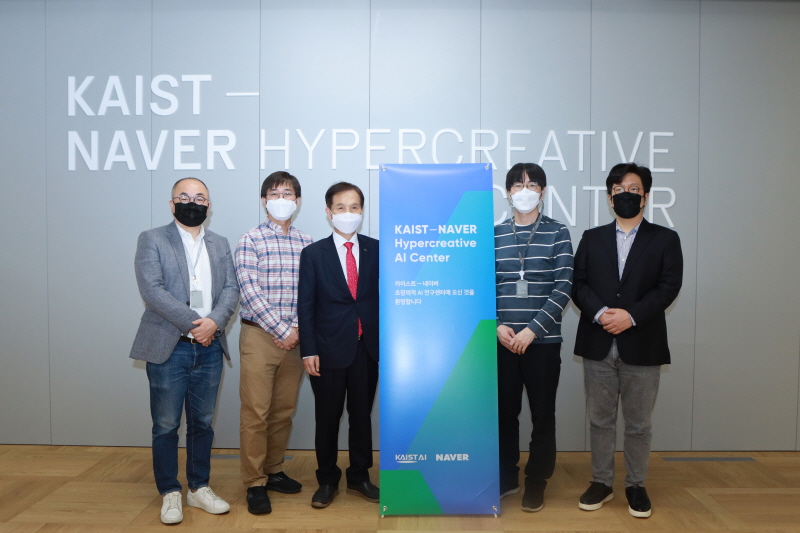 (왼쪽부터) 'KAIST-네이버 초창의적 AI 연구센터' 공간 오픈식에 참석한 정송 KAIST AI대학원장, 주재걸 KAIST 교수, 이광형 KAIST 총장, 하정우 네이버 AI랩 소장, 성낙호 네이버 클로바CIC 책임리더. [사진=네이버]