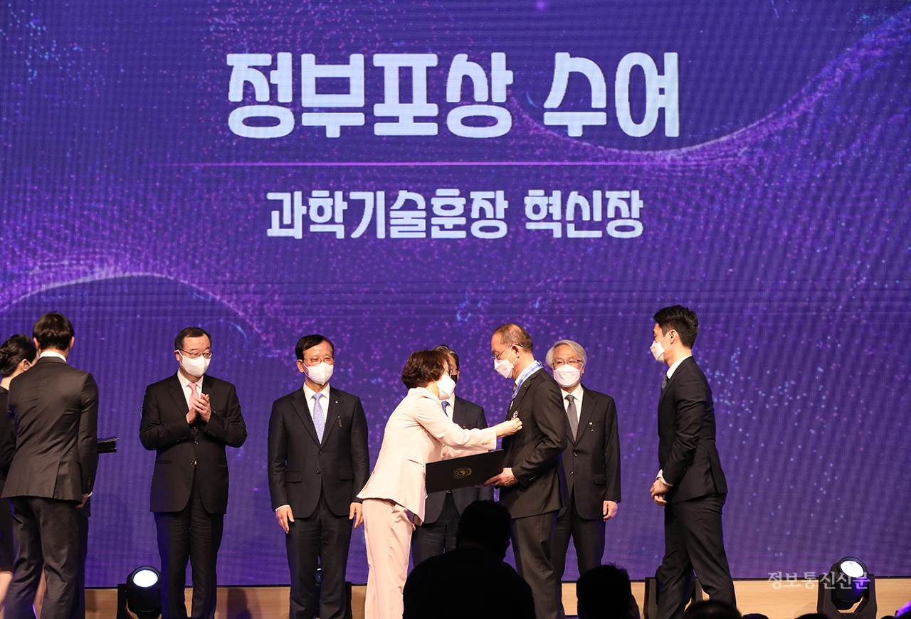 김명준 한국전자통신연구원(ETRI) 원장이 과학기술훈장 혁신장을 받았다.