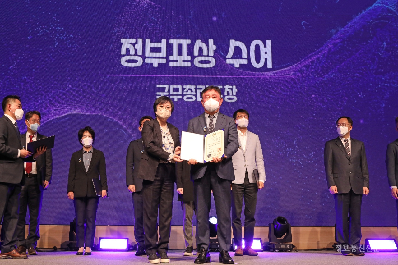 국무총리 표창을 받은 정용상 금성텔레콤 대표(오른쪽)가 기념 촬영을 하고 있다.