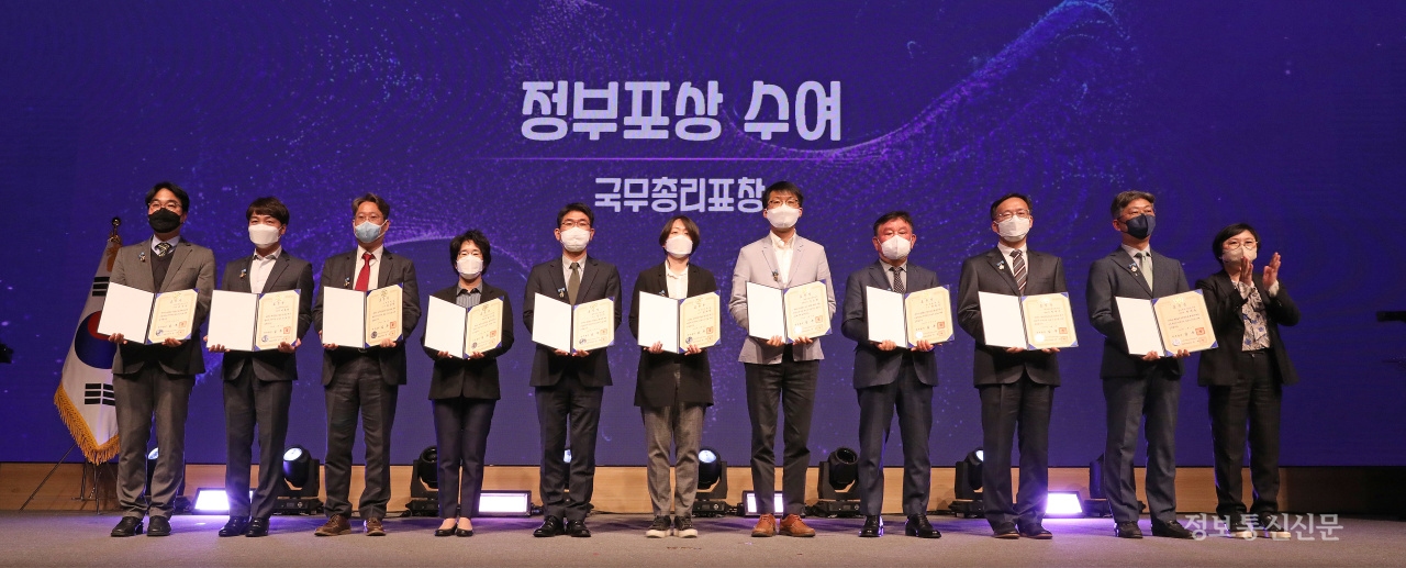 국무총리 표창을 받은 정용상 금성텔레콤 대표(오른쪽 넷째)가 기념 촬영을 하고 있다.