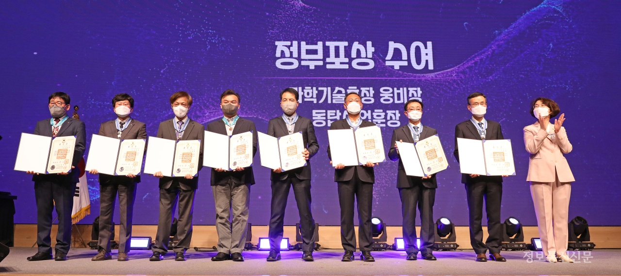 동탑산업훈장을 받은 강창선 한일통신㈜ 대표이사(왼쪽 첫째)가 기념 촬영을 하고 있다.