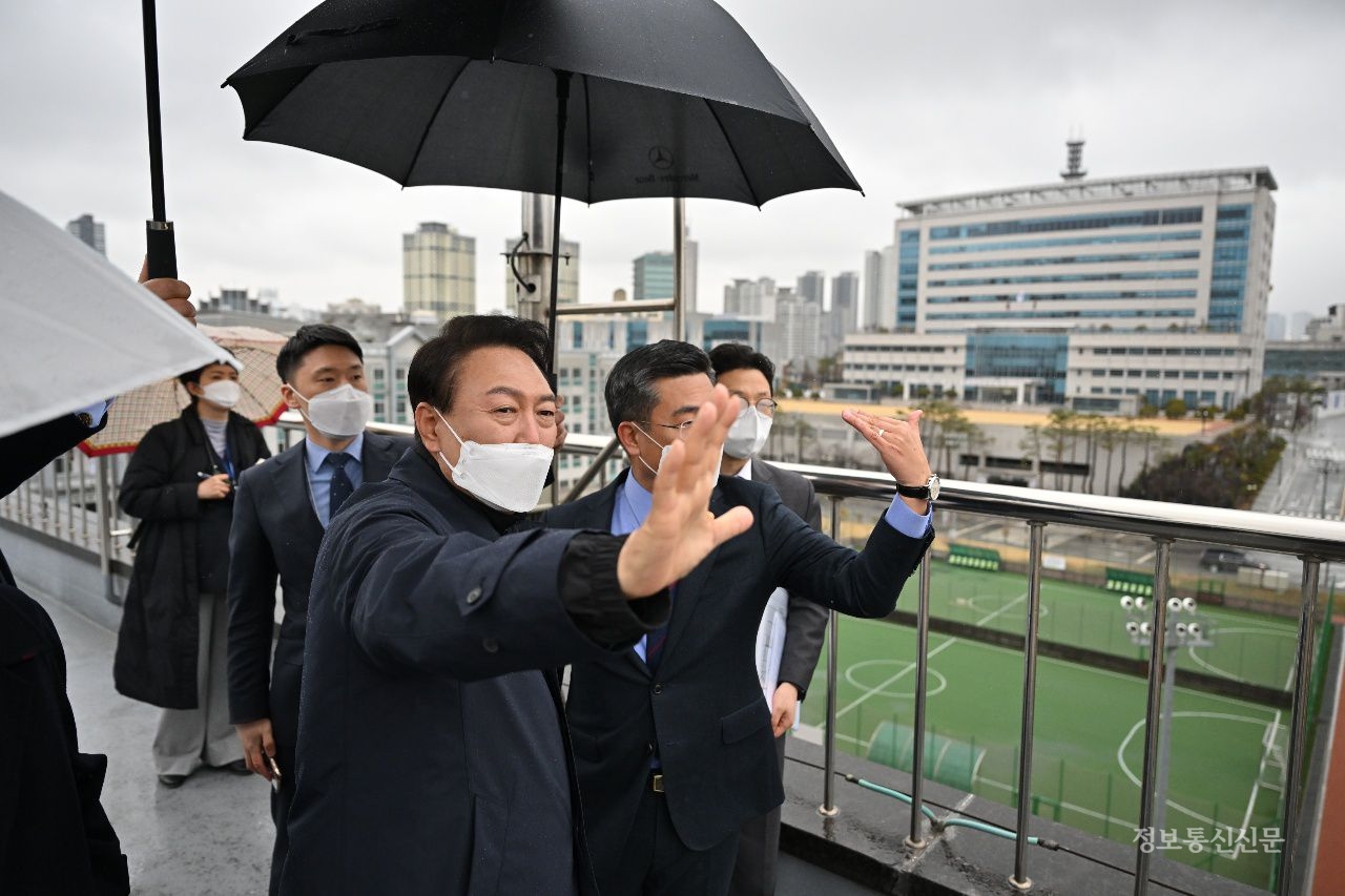 윤석열 대통령 당선인이 3월 19일 서울 용산 국방부 청사를 찾아 서욱 국방부 장관으로부터 현장 설명을 듣고 있다. [사진=인수위]