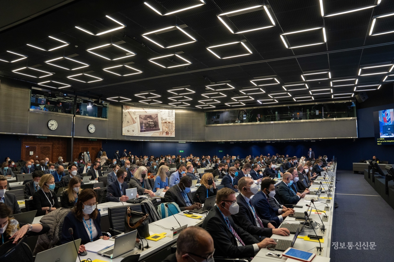 ETRI 연구진이 국제표준화 회의에 참여해 표준 제정을 논의하는 모습. [사진=ETRI]