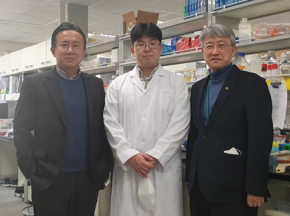 (오른쪽에서 왼쪽으로) DGIST 뇌과학과 문제일 교수, 바이오융합연구부 조봉기 전임연구원, 계명대학교 의과대학 이성용 교수. [사진=DGIST]