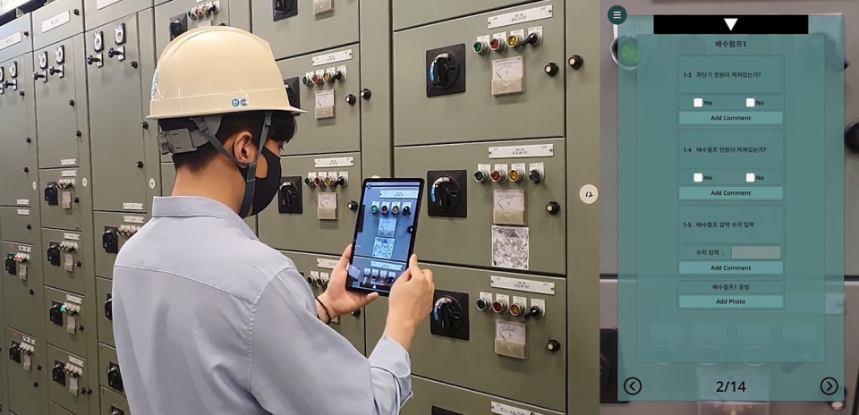 현장 작업자가 AR기술로 장비를 점검하는 모습. [사진=CJ올리브네트웍스]