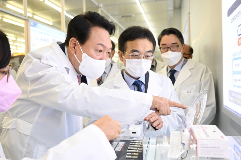 새정부가 대통령실에서 과학교육수석을 배제하기로 확정함에 따라 'ICT 홀대론'이 불거지고 있다. 윤석열 대통령 당선인이 지난달 29일 대전 한국과학기술원(KAIST) 내 나노종합기술원을 방문한 모습. [사진=20대인수위]