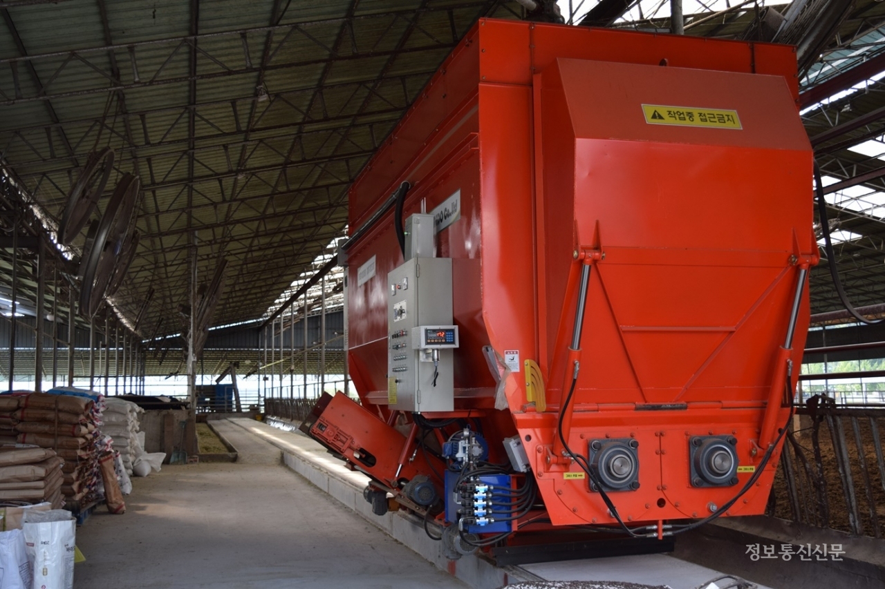 자동 사료배합 및 급이기. [사진=경기도]