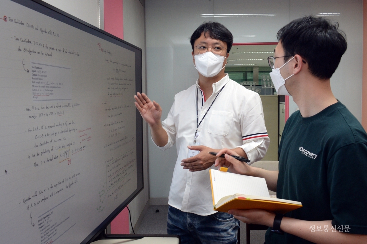 연구진이 양자내성암호를 공략하기 위한 양자 알고리즘에 대해 논의하고 있는 모습. [사진=ETRI]