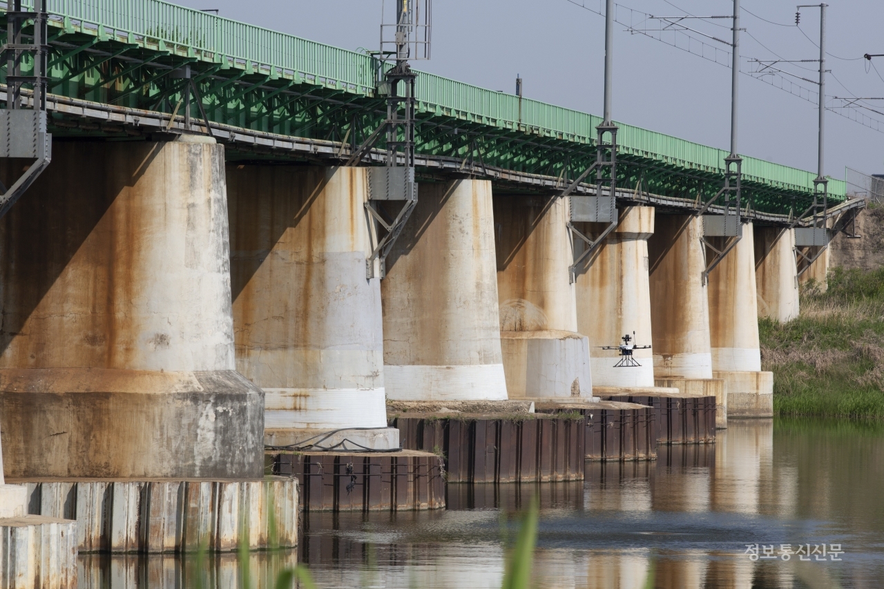 드론과 AI를 활용한 철도시설물 자동화 점검시스템 사진. [사진=철도연]