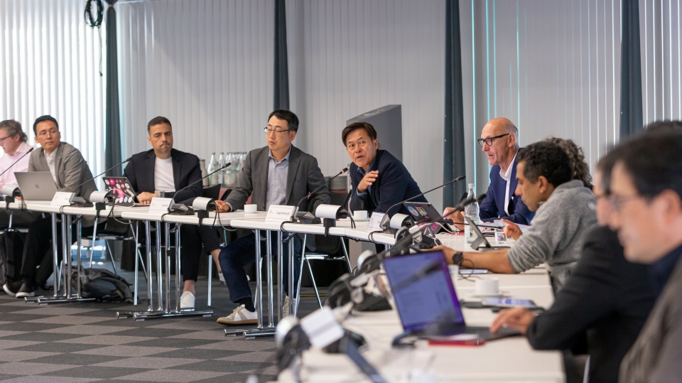 (왼쪽부터) SK텔레콤 유영상 대표, SK스퀘어 박정호 부회장, 도이치텔레콤 팀 회트게스 회장, 클라우디아 네맛 부회장이 의견을 나누는 모습 [사진=SK텔레콤]