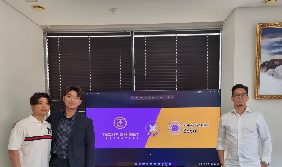 타키온비앤티 강덕호 대표(왼쪽 두번째)가 폴리곤 길드 서울 관계자와 파트너십 체결후 기념촬영하고 있다. [사진=타키온비앤티]