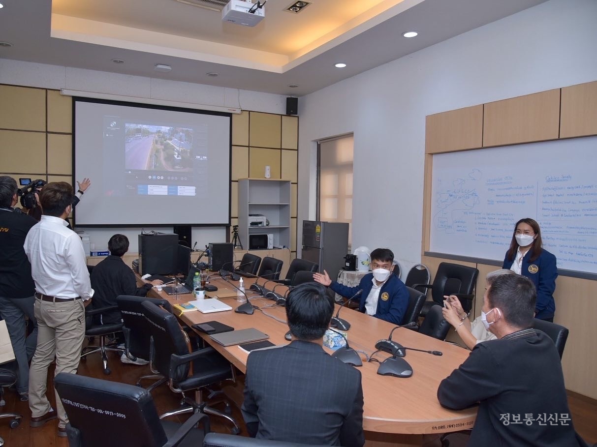 우경정보기술이 차층사오 도청 회의실에서 '시큐워처(Secuwatcher)' 제품의 시연을 하고 있다. [사진=우경정보기술]