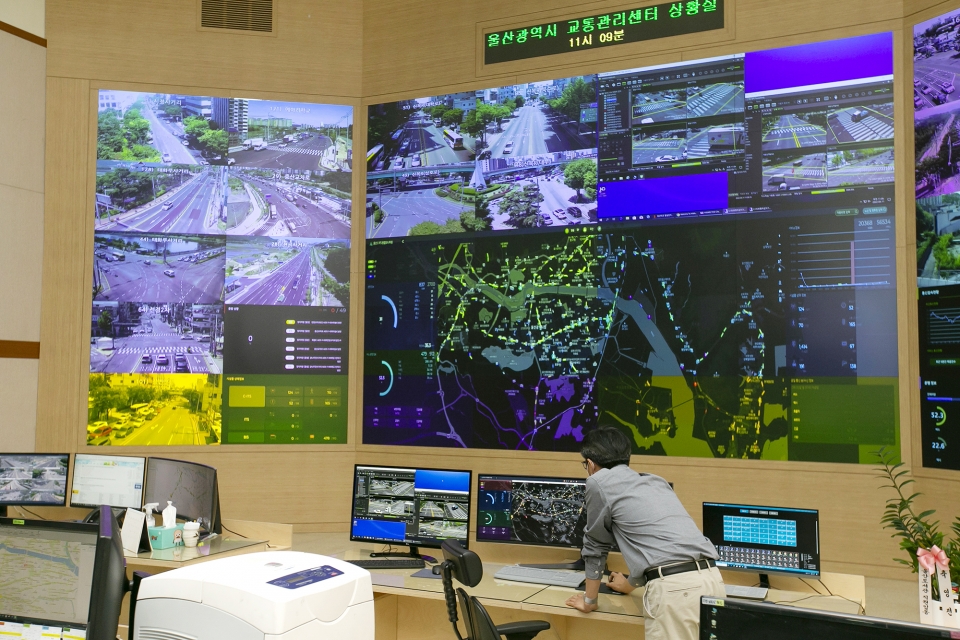 울산교통관리센터 교통상황실 내 C-ITS 구현 화면. [사진=KT]