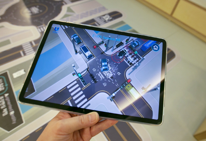 KT C-ITS Service AR 화면 모습. [사진=KT]