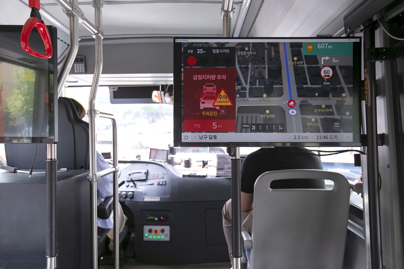 울산 C-ITS 시연버스 내 KT C-ITS 구현 모습. [사진=KT]