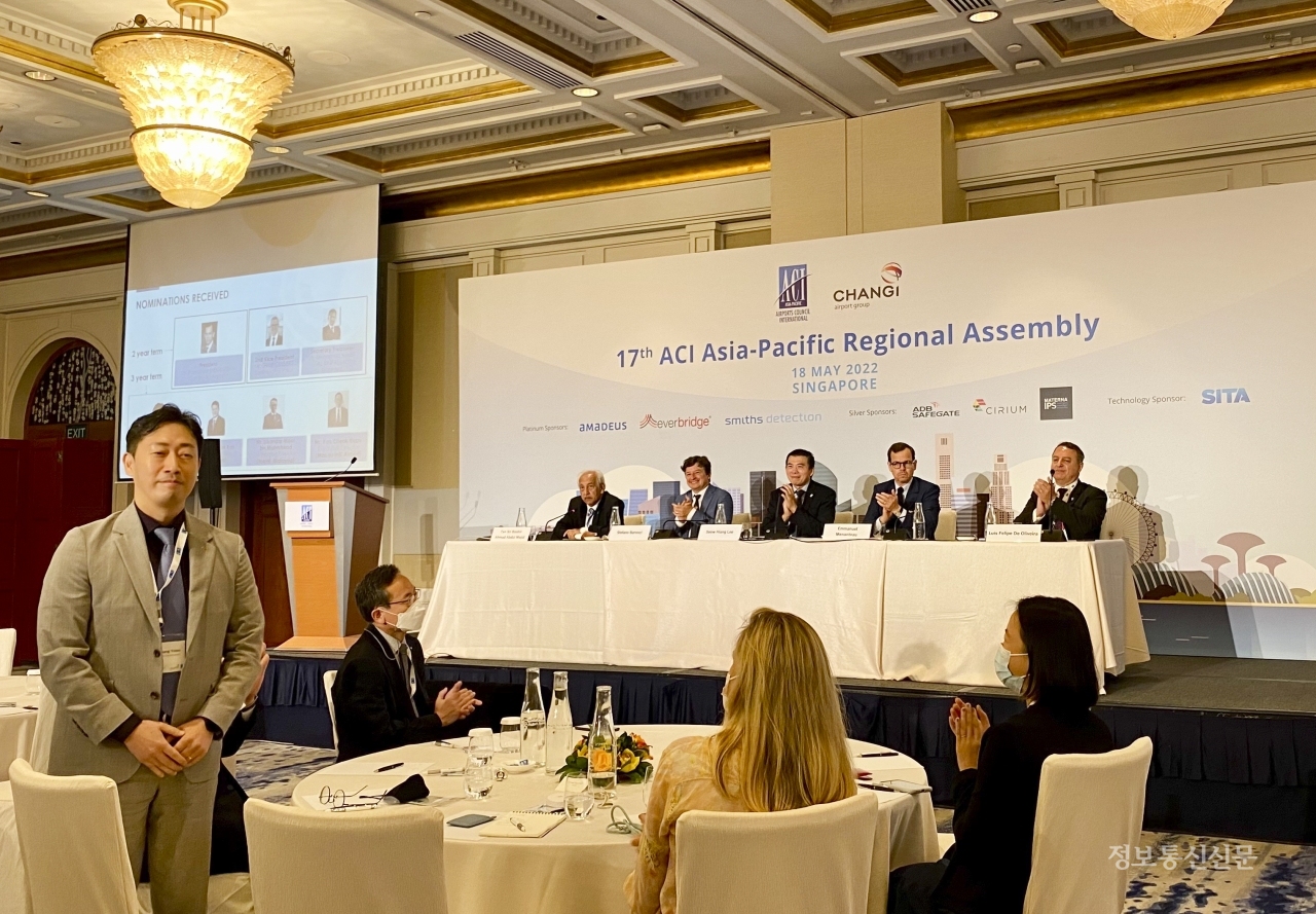 제17차 ACI 아태지역 총회에서 이사로 선임된 윤형중 한국공항공사 사장이 총회에서 인사말을 하고 있다. [사진=KAC]