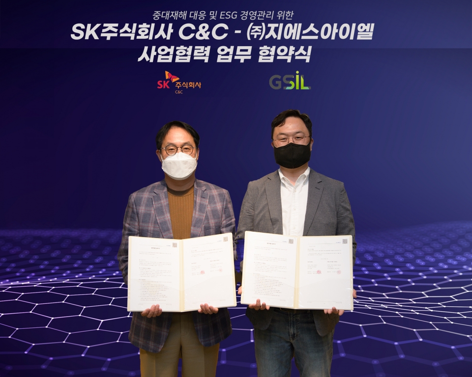 SK(주) C&C는 (주)지에스아이엘과 'ESG 플랫폼 기반 구독형 현장 안전관리 솔루션 사업 협력 MOU'를 체결했다. 사진은 MOU 체결 후 SK(주) C&C 이상국 ICT Digital부문장(왼쪽)과 (주)지에스아이엘 이정우 대표가 기념 촬영을 하는 모습. [사진=SK(주) C&C]