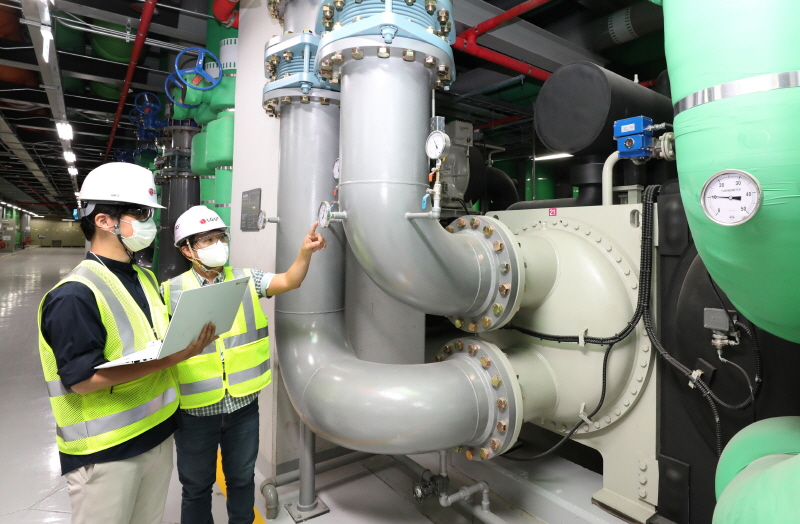 LG유플러스는 대형 구조물인 IDC에 차가운 바람을 끌어오고 에너지 효율이 높은 냉방장치를 도입하는 친환경 냉각으로 ESG 경영을 실천하고 있다고 23일 밝혔다. 사진은 평촌메가센터 내 냉동기 장비를 점검하는 모습. [사진=LG유플러스]