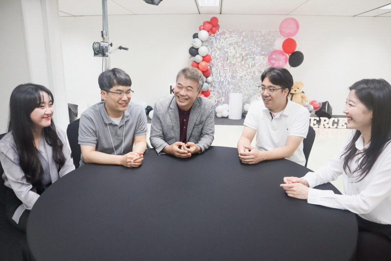 KT커머스 조창환 대표이사가 새로운 20년의 혁신을 준비하기 위해 직원들이 바라는 점과 다양한 의견을 경청하는 소통 시간을 가지고 있다. [사진=KT커머스]