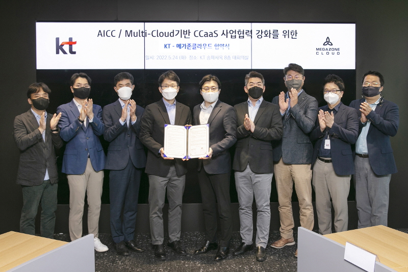 KT가 메가존클라우드와 AICC 및 멀티 클라우드 기반 CCaaS 플랫폼 구축사업 협력을 위한 업무 협약을 체결했다고 24일 밝혔다. [사진=KT]