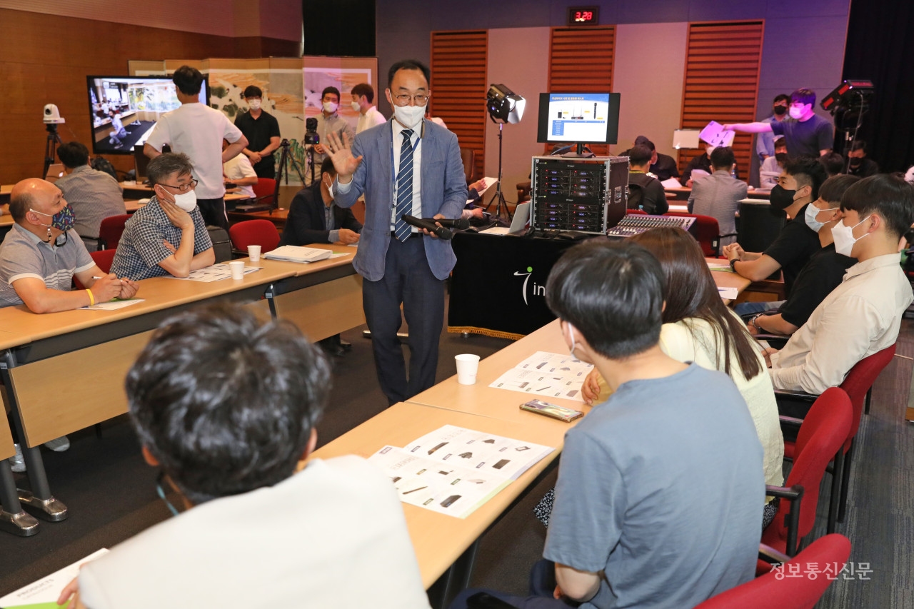 참석자들이 방송장비 실습교육을 받고 있다.