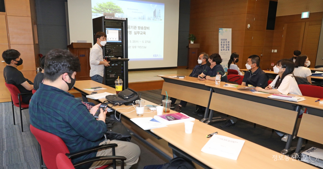 참석자들이 방송장비 실습교육을 받고 있다.