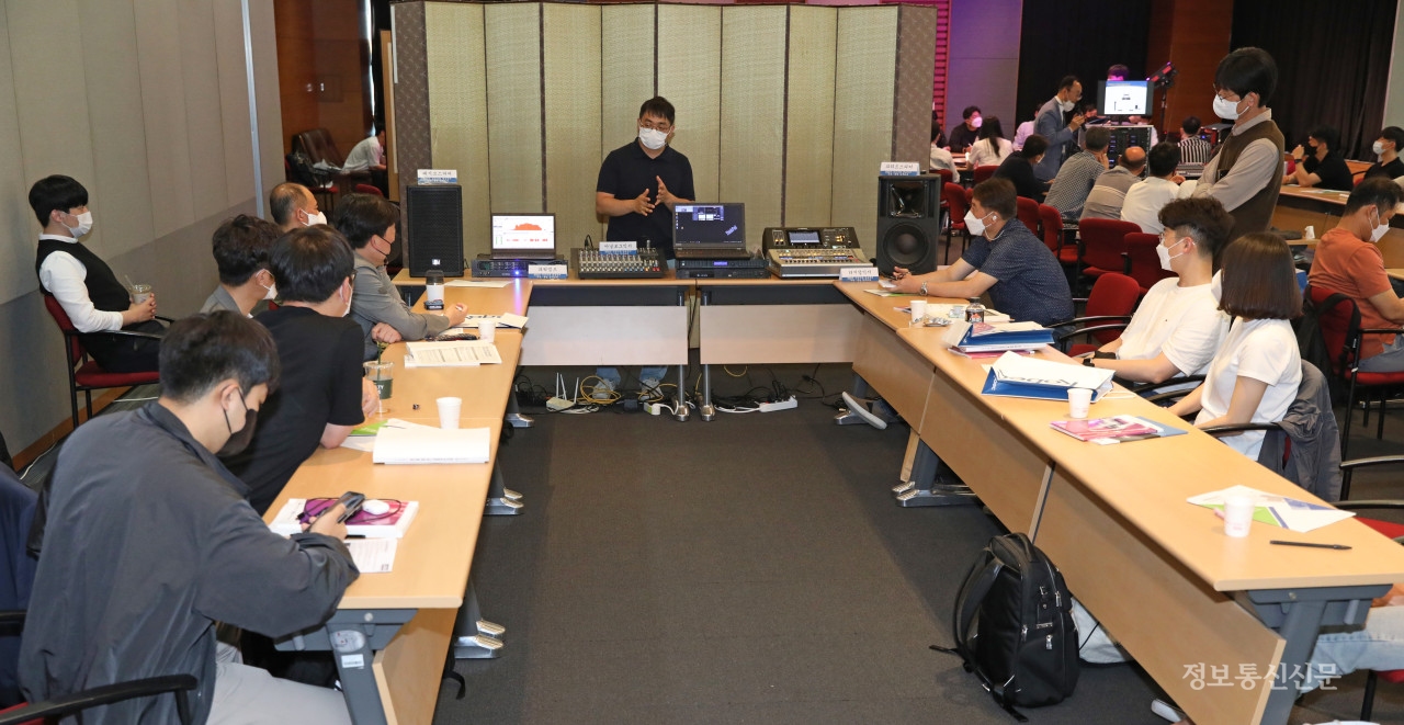 참석자들이 방송장비 실습교육을 받고 있다.