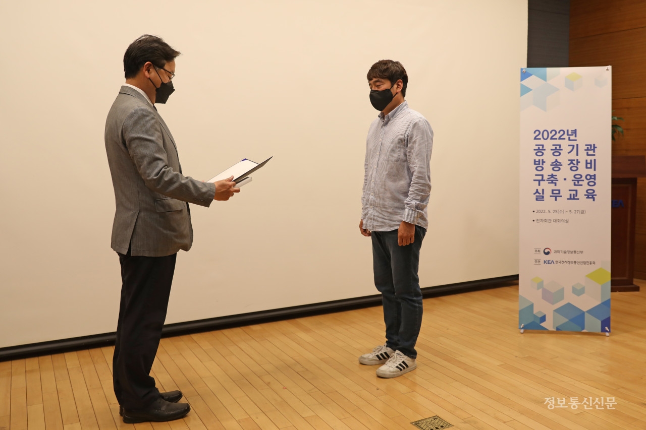 교육 참석자가 수료증을 받고 있다.