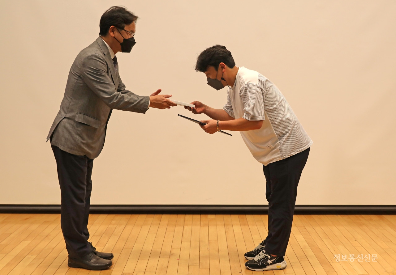 교육 참석자가 수료증을 받고 있다.