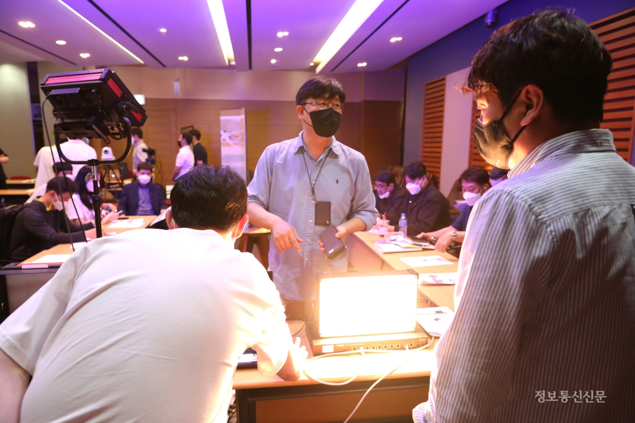 참석자들이 방송장비 실습교육을 받고 있다.