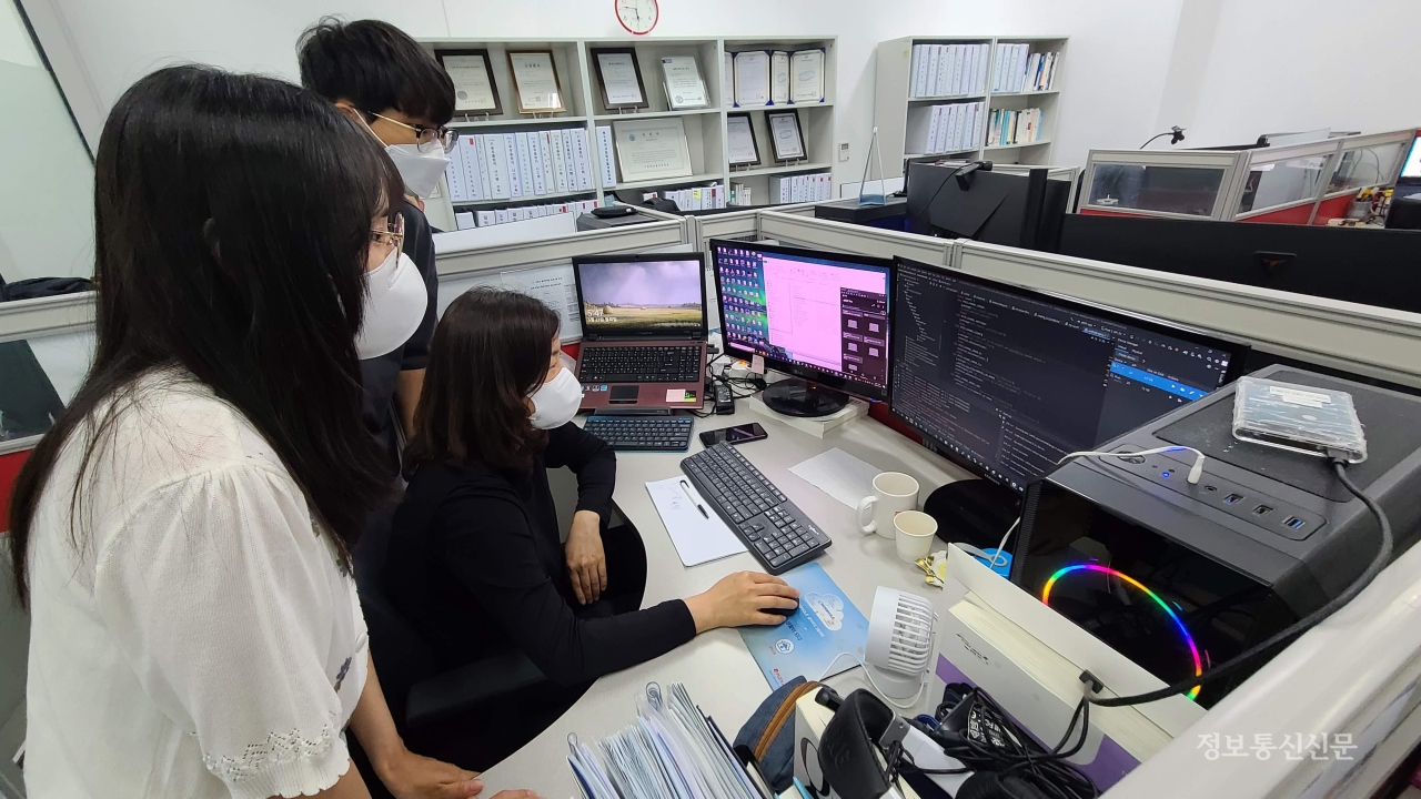 데스크탑 가상화 운영 안정성을 위한 소스코드를 점검하는 모습. [사진=ETRI]